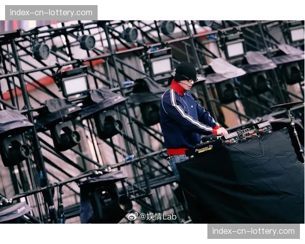 现场花絮：主场DJ在暂停期间播放舒缓音乐，帮助观众和球员放松