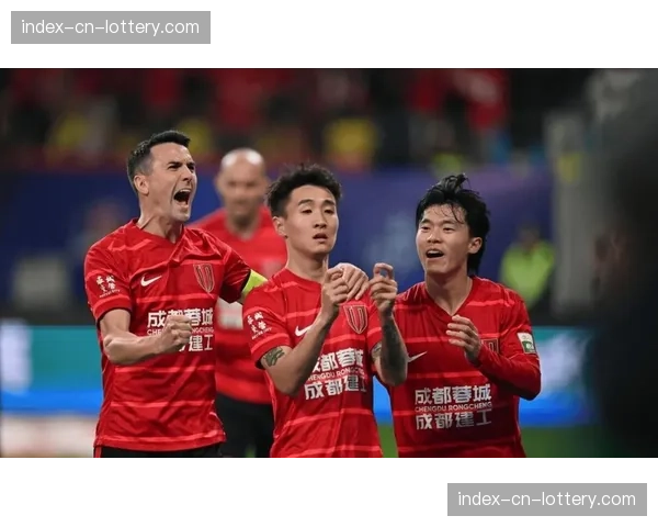 【2026年4月中超联赛·赛中·特写VAR长时间介入判定成都蓉城进球无效，现场大屏幕回放引发热议