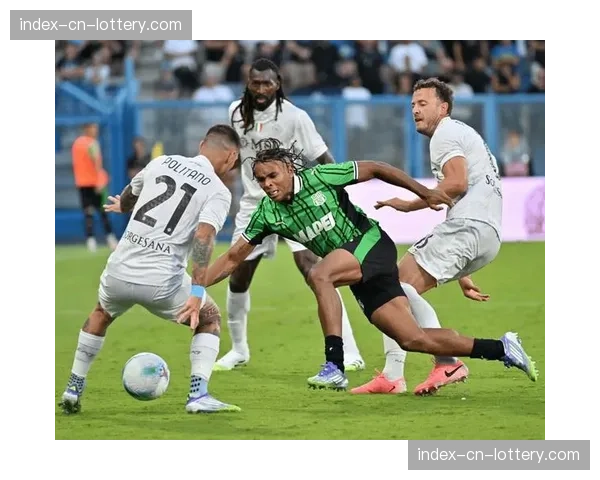 萨索洛主场马佩三色旗球场将草皮更换为混合草,以适应更高强度的训练与比赛 萨索洛主场马佩三色旗球场将草皮更换为混合草,以适应更高强度的训练与比赛