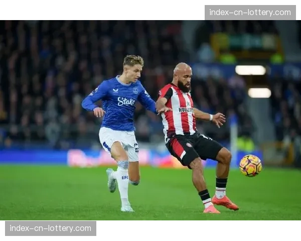 布伦特福德vs埃弗顿,双方中场拼抢激烈多次犯规 布伦特福德vs埃弗顿,双方中场拼抢激烈多次犯规